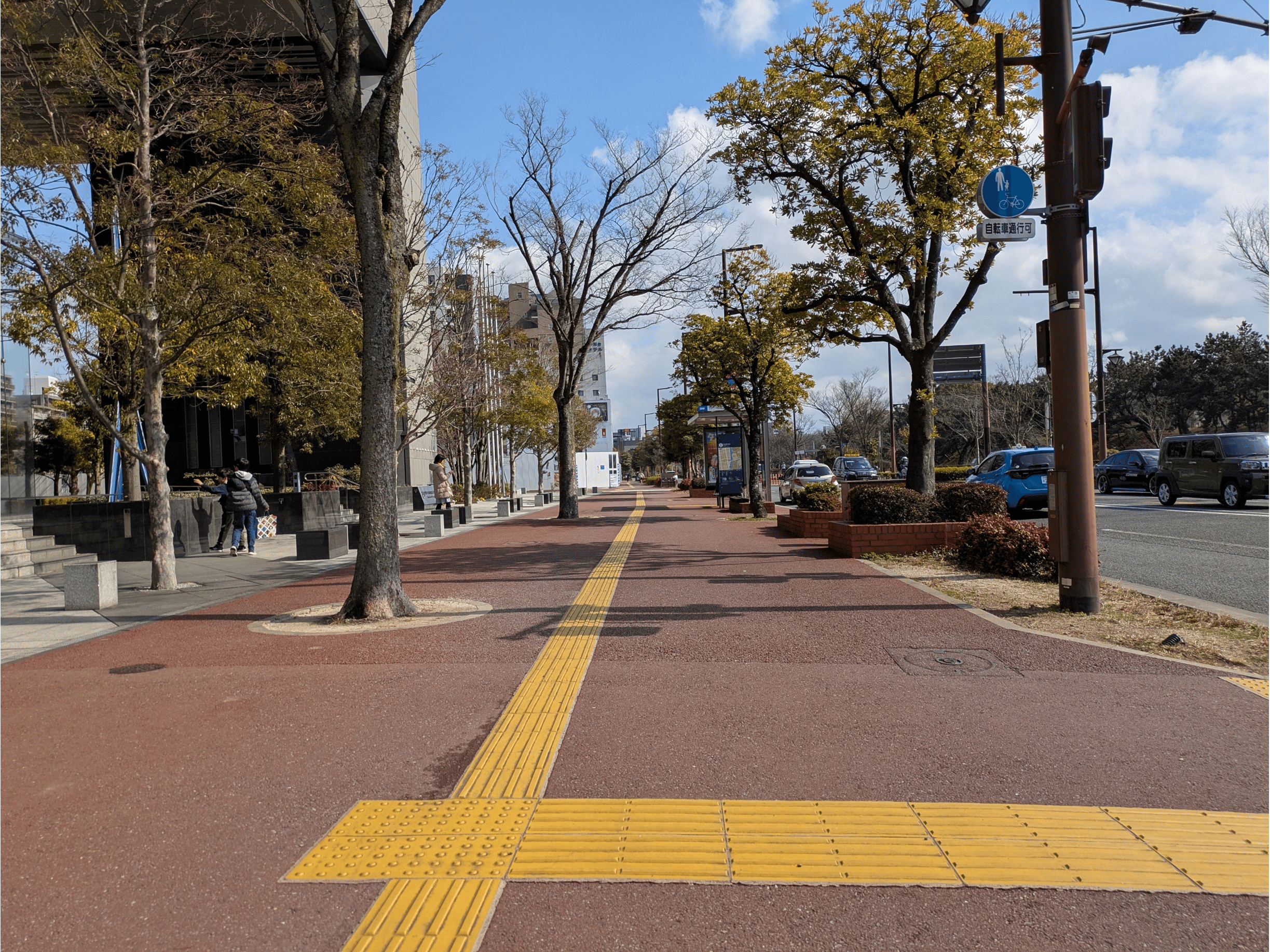 幅の広い歩道の画像