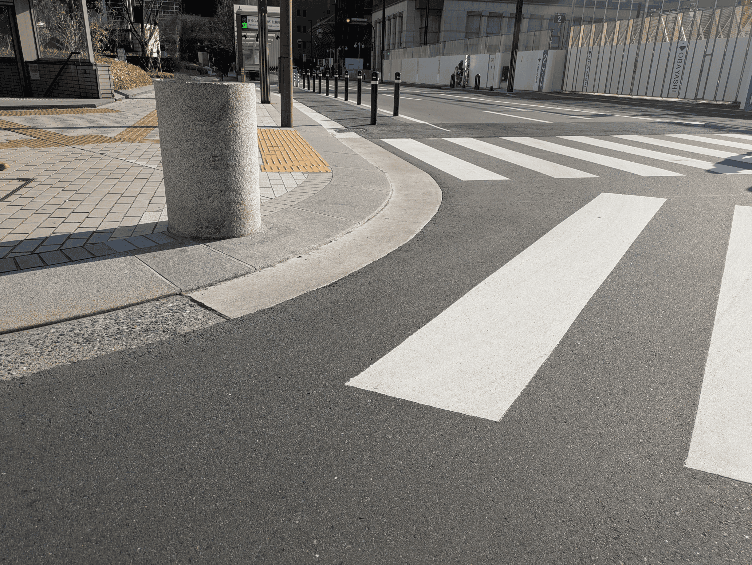 段差のない通りやすい道路の画像