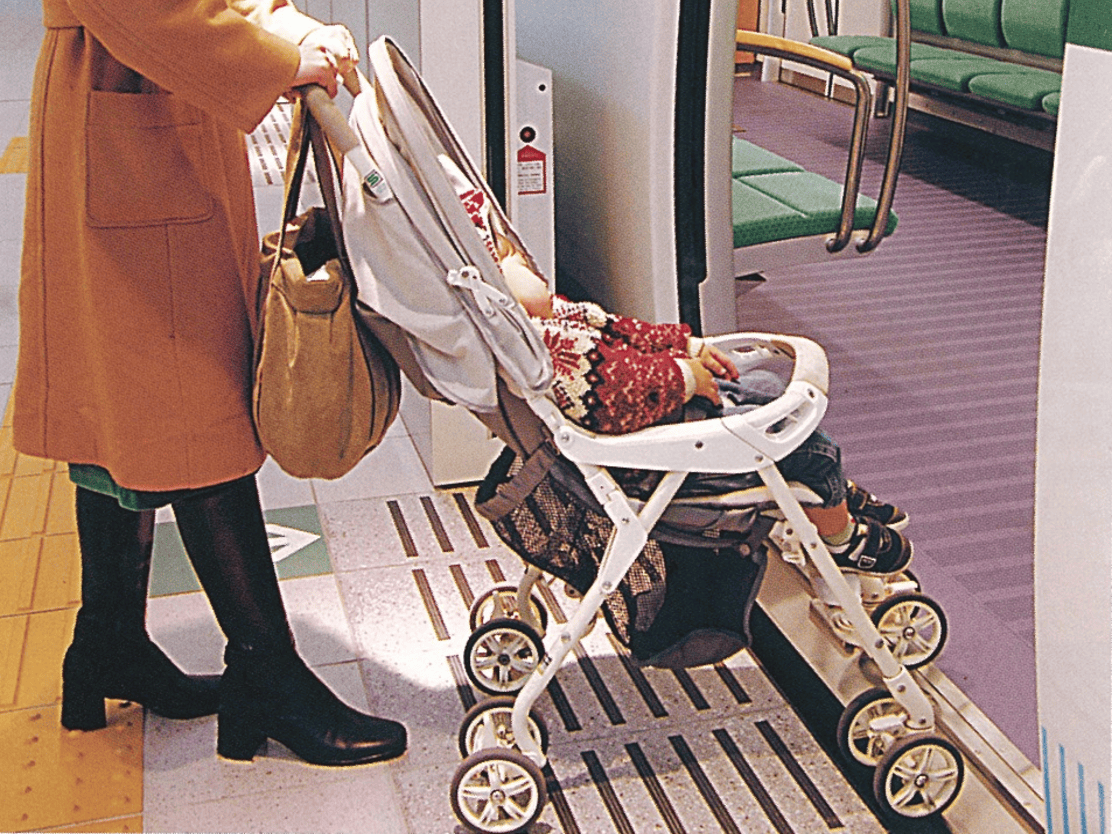 ホームと電車のすき間の画像